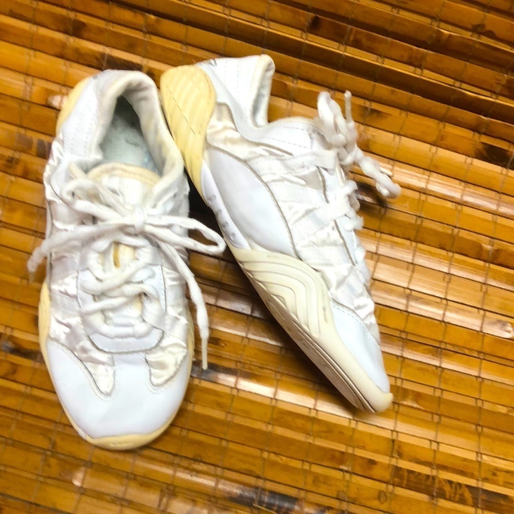 Nfinity Evolution cheer shoes with signature red bag sz 6.5
